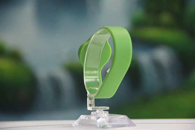 織嘜腕帶在制作過程中粘結的方法 織嘜腕帶在制作過程中粘結的方法