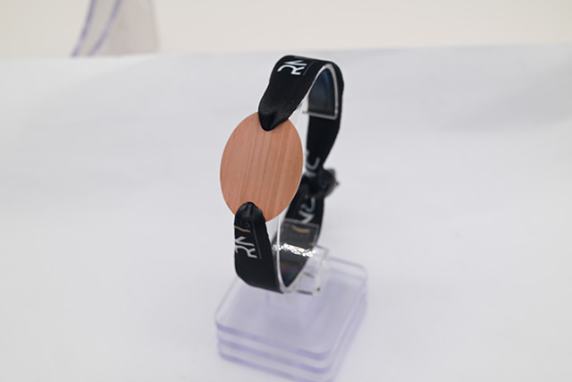 智能卡主體上還設有指紋傳感器,固定在手持部位 智能卡主體上還設有指紋傳感器,固定在手持部位