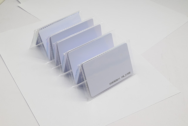 滴膠卡——引領(lǐng)智能卡行業(yè)的時尚潮流 滴膠卡——引領(lǐng)智能卡行業(yè)的時尚潮流